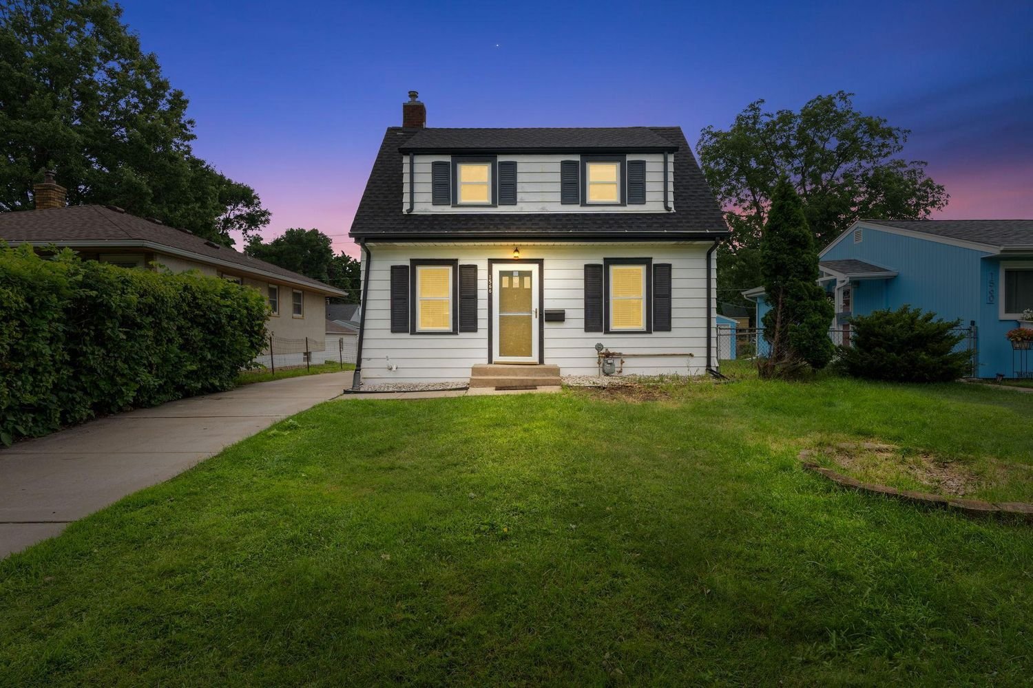 1566 Grotto St N, St. Paul, MN