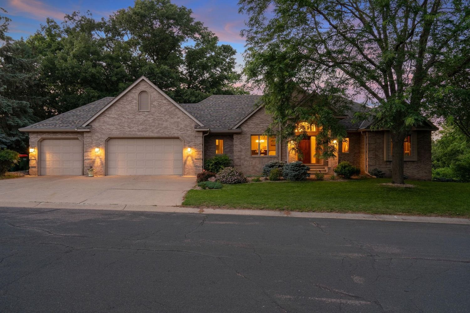 110 Ridge Way, Mahtomedi, MN